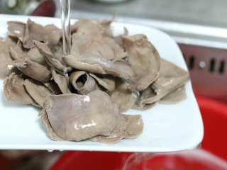 10、三椒腰片,再将腰片过水至凉～ 