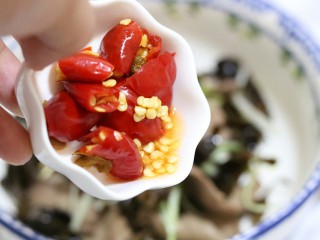 12、三椒腰片,放入泡椒