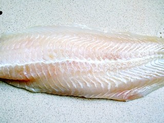 1、鱼肉沙拉,准备好巴沙鱼柳一块