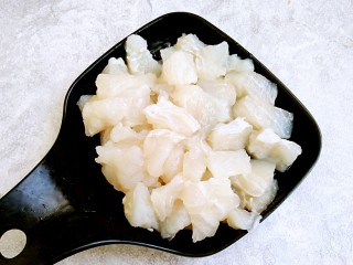 2、鱼肉沙拉,切成小丁或小块吧