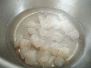 3、鱼肉沙拉,放开水锅里煮开