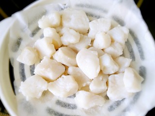 5、鱼肉沙拉,捞出控水自然放凉