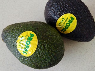 6、鱼肉沙拉,牛油果准备好了，黑皮的是成熟的