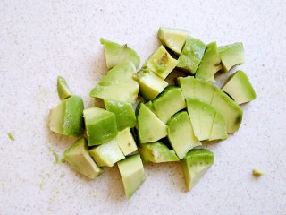 9、鱼肉沙拉,切成小块或小丁