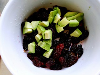 12、鱼肉沙拉,桑椹和牛油果粒都放大碗里