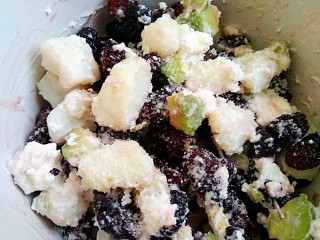 14、鱼肉沙拉,加一丢丢盐，白糖，拌匀了