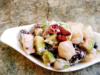 16、鱼肉沙拉,装盘即可