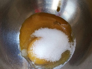 1、樱花????蛋黄小饼干,将蛋黄加入细砂糖 电动打蛋器中速打发蛋黄