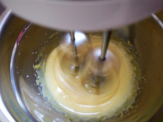 2、樱花????蛋黄小饼干,等蛋黄打到颜色变浅转低速继续打发