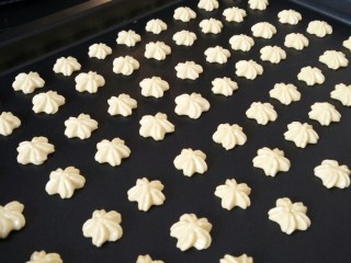 10、樱花????蛋黄小饼干,烤箱上下管150度预热10分钟后放入饼干 放在中层烤20分钟左右