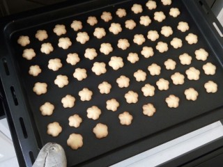 12、樱花????蛋黄小饼干,出炉啦 香气扑鼻