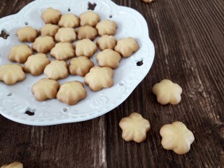 13、樱花????蛋黄小饼干,用低筋面粉做出来成品花纹不是很清晰  但是也非常可爱的