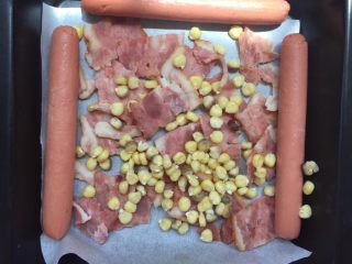 3、花朵培根披萨,食材放入烤箱150度5分钟烘烤出水分