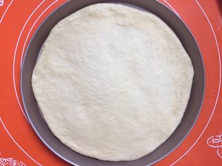 5、花朵培根披萨,分成两份面团、其中一份擀开成饼放入模具