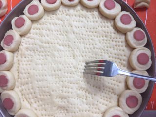 8、花朵培根披萨,沾水码在周围，叉子在饼中扎孔排气