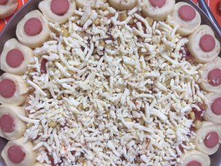 10、花朵培根披萨,再次铺上马苏里拉芝士