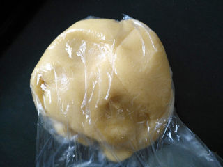 6、炉果,将面团平均分成4份，分别装入保鲜袋