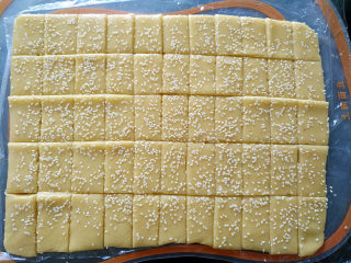 10、炉果,打开保鲜袋，用刀切成小方块