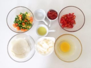 1、迷你小披萨,准备好所有食材,将胡萝卜切丁,番茄樱桃切丁。