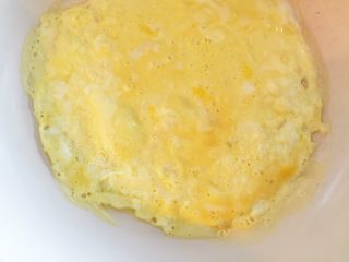 2、迷你小披萨,锅内刷一层植物油,把鸡蛋摊成薄饼,用锅铲弄小块,出锅备用。