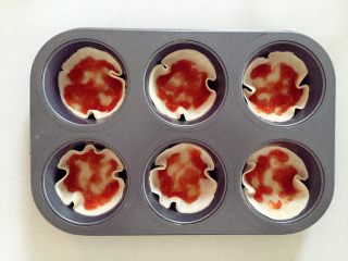 6、迷你小披萨,刷一层薄薄的番茄酱