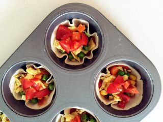 8、迷你小披萨,放上番茄樱桃