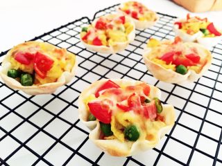 10、迷你小披萨,放入烤箱180度(提前预热8-10分钟),之后烤制大约12-15分钟。