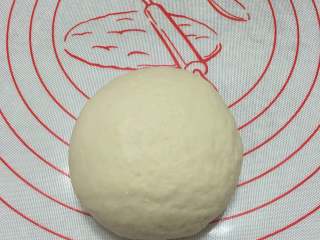 1、海鲜披萨,放入盆内盖上保鲜膜发酵至2倍大。