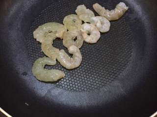 2、海鲜披萨,4、发酵过程中可先处理披萨馅料。鲜虾去壳去虾线，下锅炒熟。