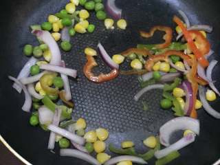 3、海鲜披萨,蟹柳、洋葱、青椒分别切小。玉米粒，豌豆煮熟。