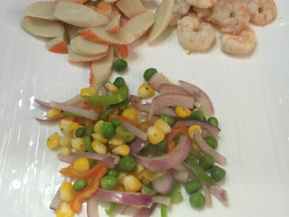 4、海鲜披萨,装盘备用