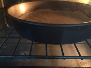 5、海鲜披萨,放入预热好烤箱180度烤5分钟。