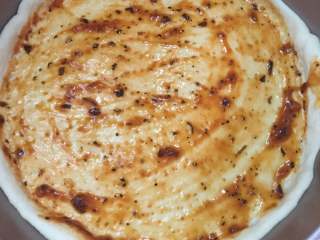 6、海鲜披萨,拿出抹上披萨酱