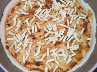 7、海鲜披萨,撒上芝士。