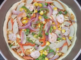 8、海鲜披萨,分别码上蔬菜粒、鲜虾、蟹柳