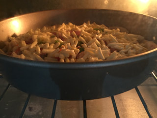 9、海鲜披萨,放入烤箱200度烤20分钟即可。