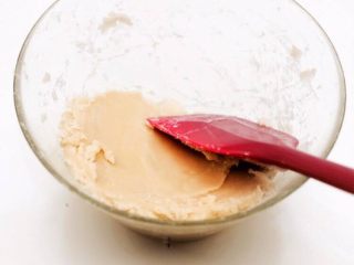 3、【樱】春日的樱花和菓子,同时将豆沙在微波炉中加热，每30秒-1分钟搅拌一次至发白不粘手
