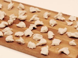 5、【樱】春日的樱花和菓子,揪成小块在木板上晾凉（注意时间不要过长，以防干燥）