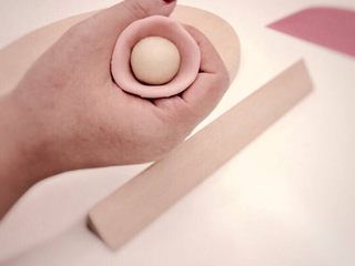 9、【樱】春日的樱花和菓子,用虎口将馅包入皮中，和包汤圆或月饼手法相同，将接口处缝隙抹平