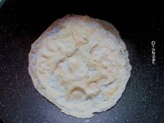 3、凉拌菠菜蛋皮,倒入蛋液,晃平表面,知道蛋皮鼓起泡泡,就熟了。