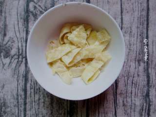 4、凉拌菠菜蛋皮,将煎好的鸡蛋皮切成条状备用