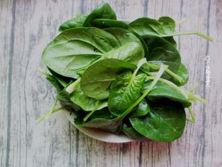 5、凉拌菠菜蛋皮,菠菜捡去黄叶,去除硬根洗净