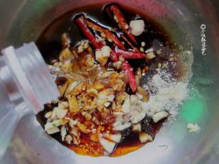 9、凉拌菠菜蛋皮,一加入盐、白糖、生抽、醋、鸡精和芝麻油、辣椒油,加入1勺温水搅拌拌匀加入1勺温水搅拌拌匀