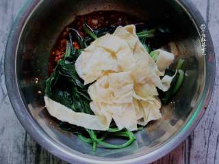 10、凉拌菠菜蛋皮,加入菠菜跟蛋皮拌匀。