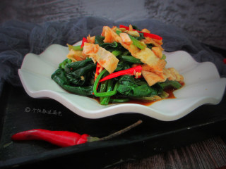 12、凉拌菠菜蛋皮,菠菜有“营养模范生”之称,它富含类胡萝卜素、维生素C、维生素K、矿物质