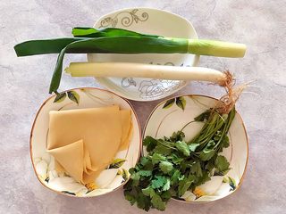 1、适合冬天里吃的凉菜（香菜大葱拌豆皮）,准备好食材