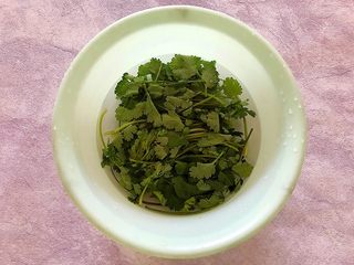 2、适合冬天里吃的凉菜（香菜大葱拌豆皮）,香菜摘洗干净，用饮用水浸泡，备用