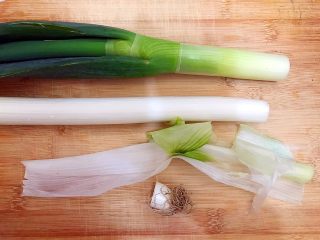 3、适合冬天里吃的凉菜（香菜大葱拌豆皮）,大葱切去根部不要，剥去最外层不要