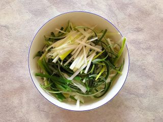 4、适合冬天里吃的凉菜（香菜大葱拌豆皮）,将大葱切丝，备用