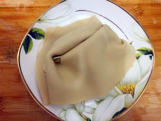 7、适合冬天里吃的凉菜（香菜大葱拌豆皮）,捞出豆皮，沥干水分